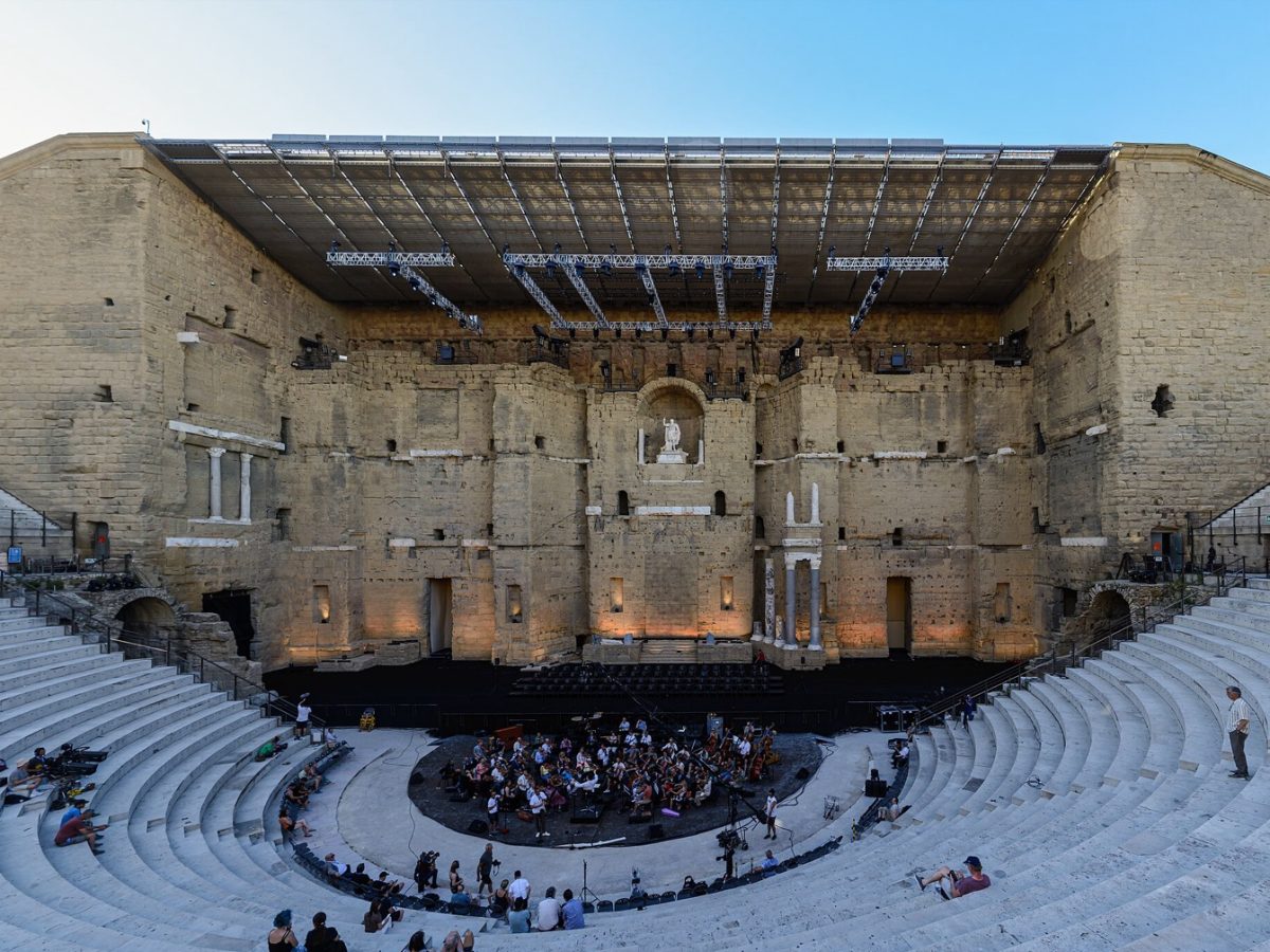 Le mur de scène du Théâtre antique d'Orange et ses gradins, orchestre en répétition pour les Chorégies