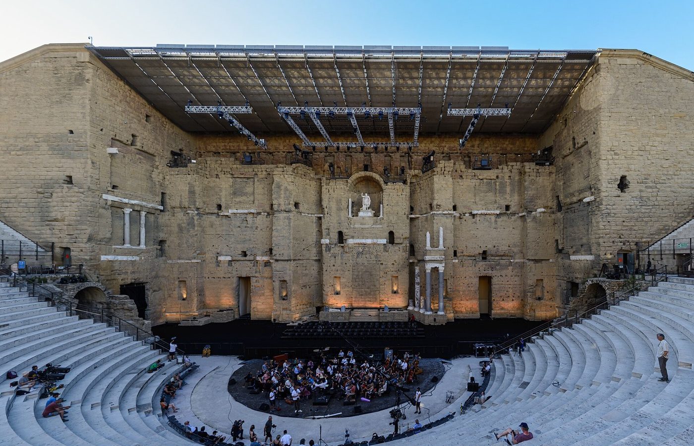 Le mur de scène du Théâtre antique d'Orange et ses gradins, orchestre en répétition pour les Chorégies