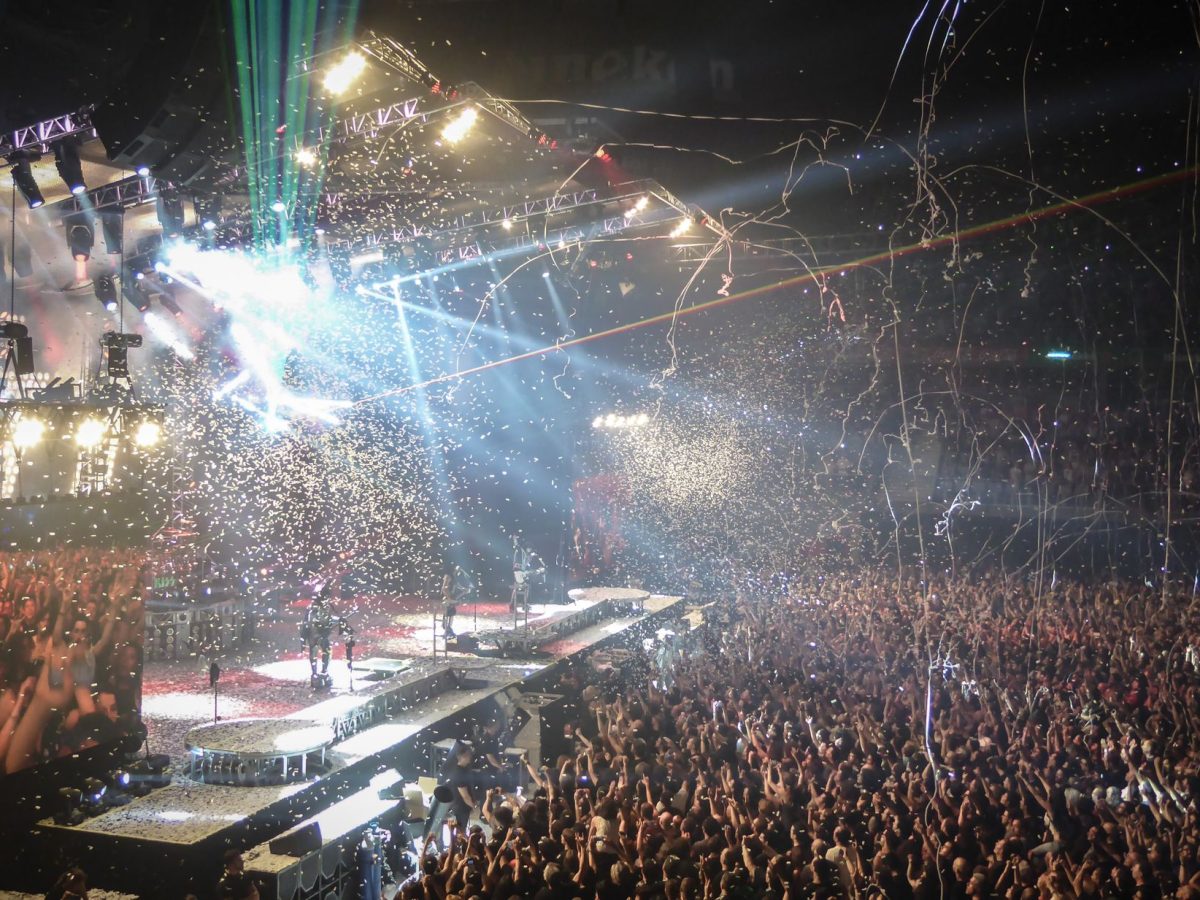 Grande salle de concert avec confettis en l'air
