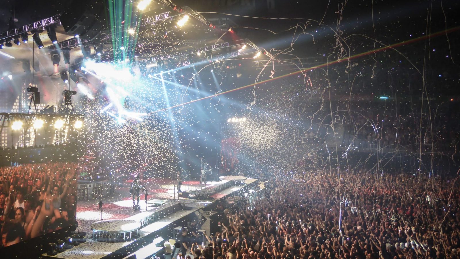 Grande salle de concert avec confettis en l'air