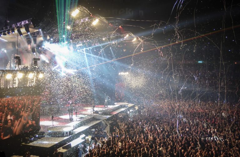 Grande salle de concert avec confettis en l'air