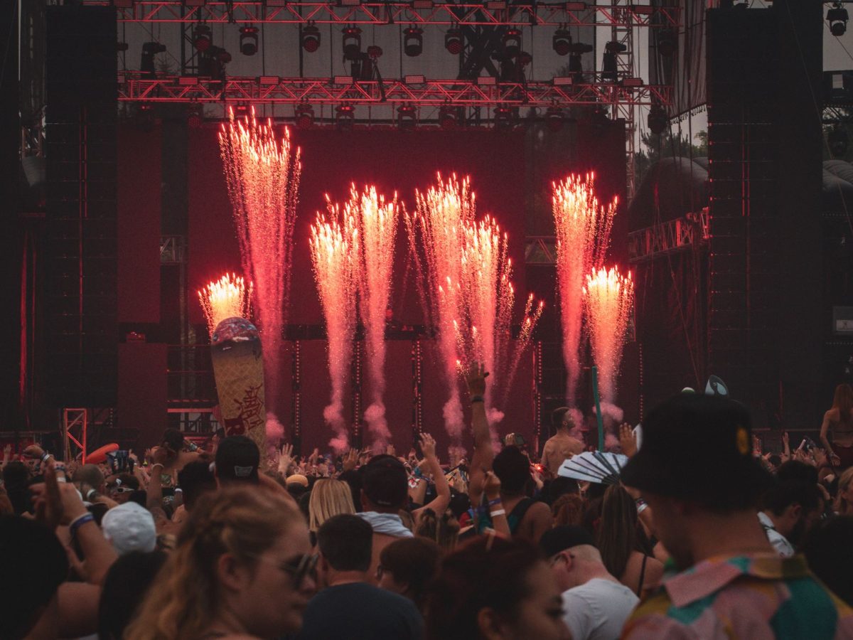 Feux d'artifice au-dessus d'une scène de festival