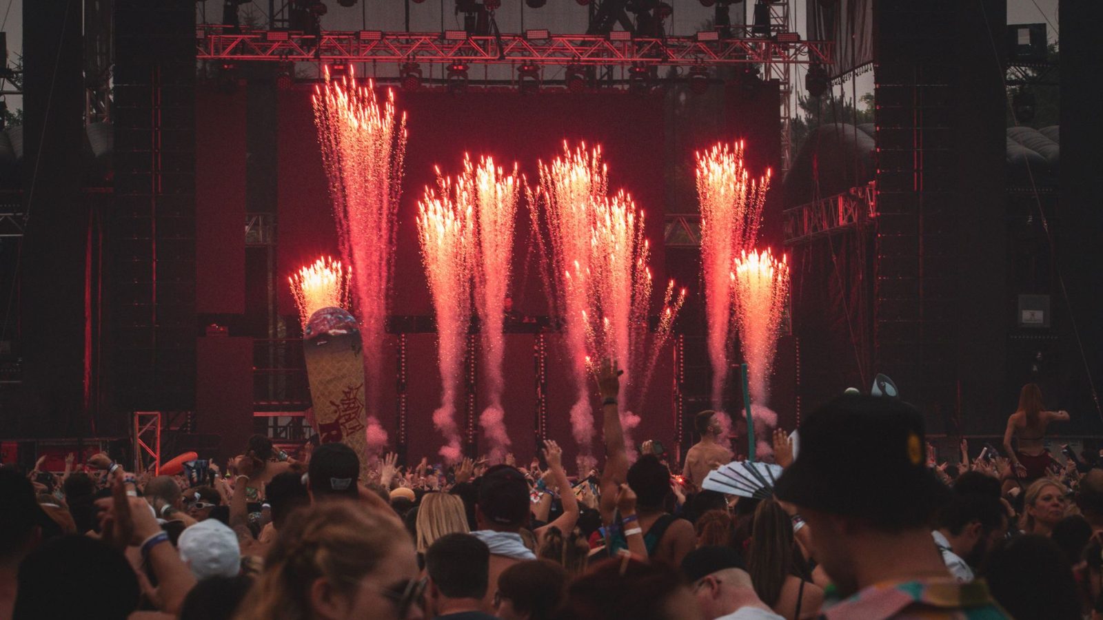 Feux d'artifice au-dessus d'une scène de festival
