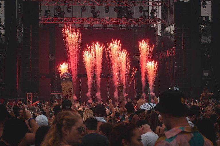 Feux d'artifice au-dessus d'une scène de festival