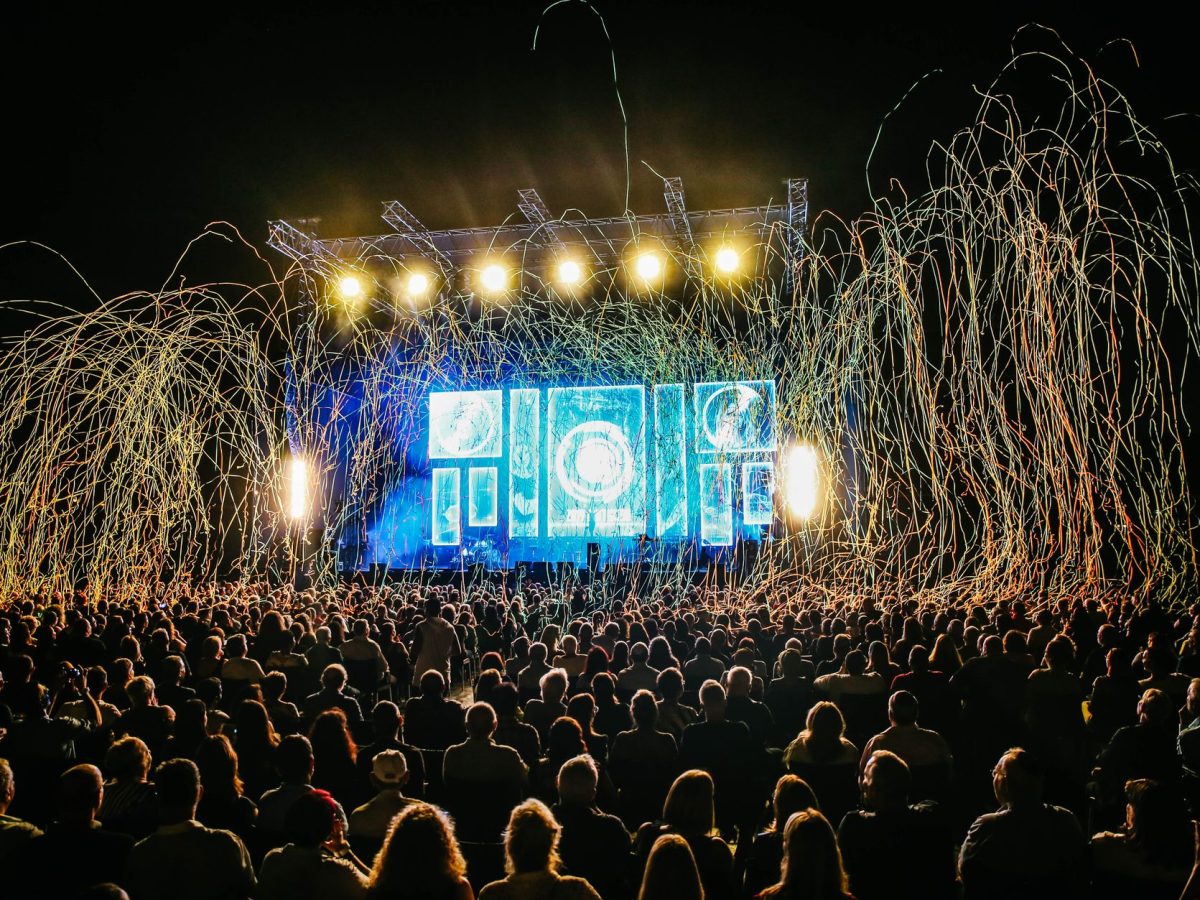 Scène de festival avec jets d'étincelles dorées