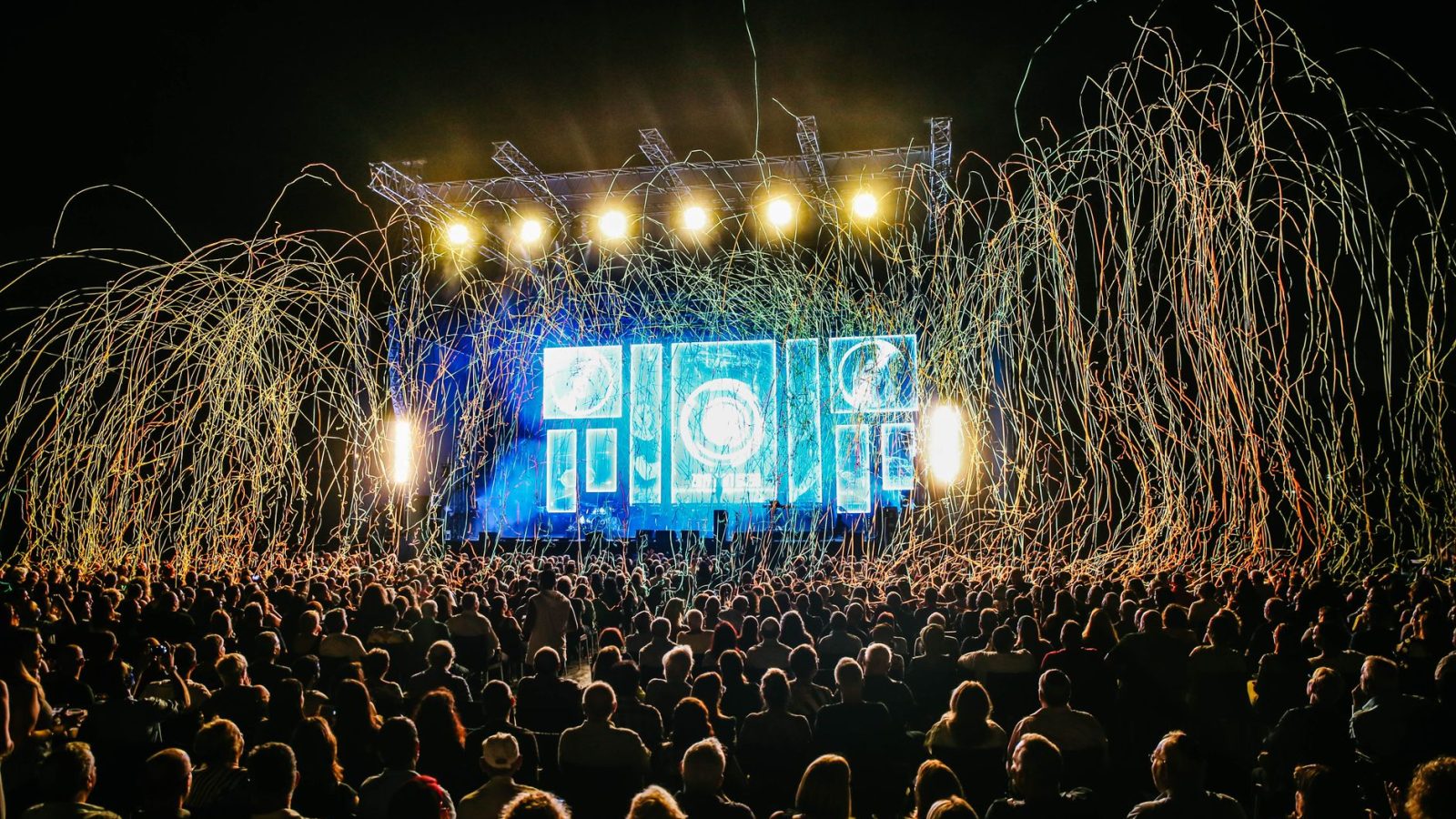 Scène de festival avec jets d'étincelles dorées