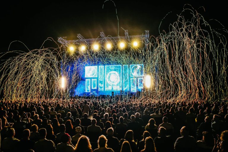 Scène de festival avec jets d'étincelles dorées