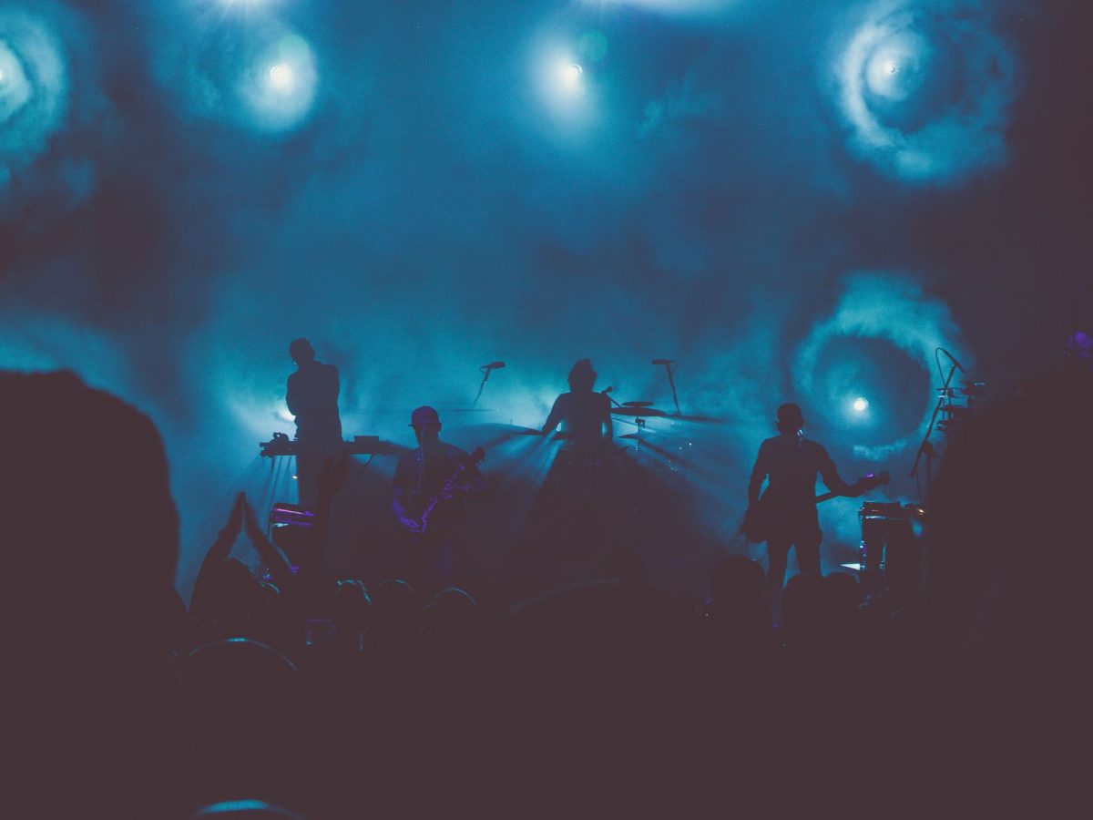 Groupe en silhouette sous lumières bleues