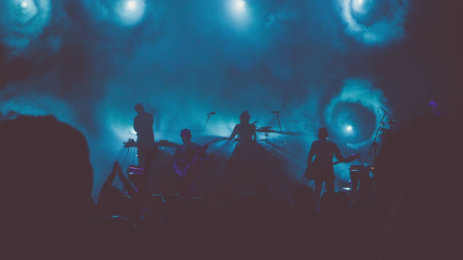 Groupe en silhouette sous lumières bleues