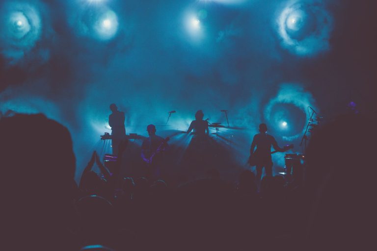 Groupe en silhouette sous lumières bleues