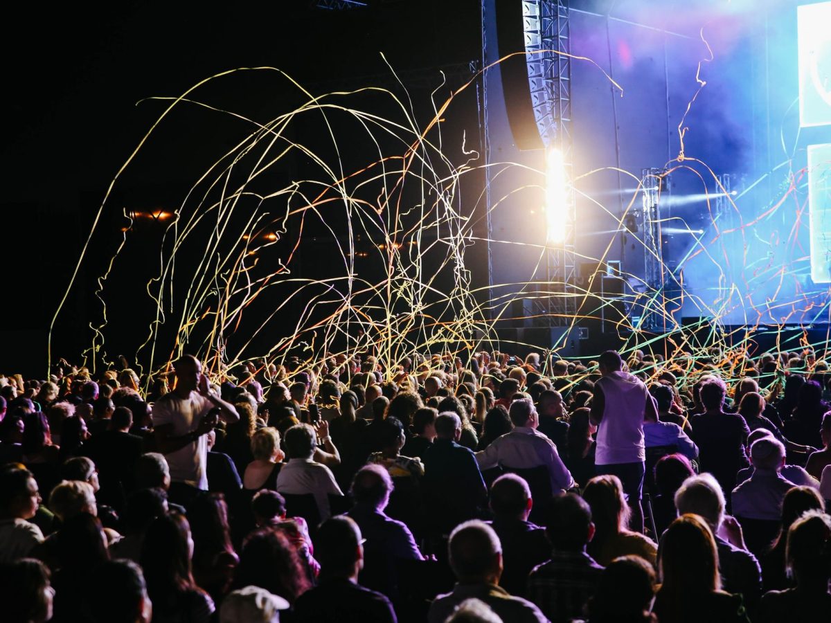 Foule sous les confettis devant la scène
