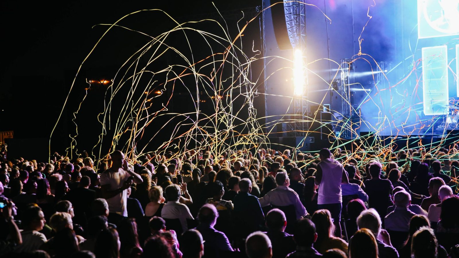 Foule sous les confettis devant la scène