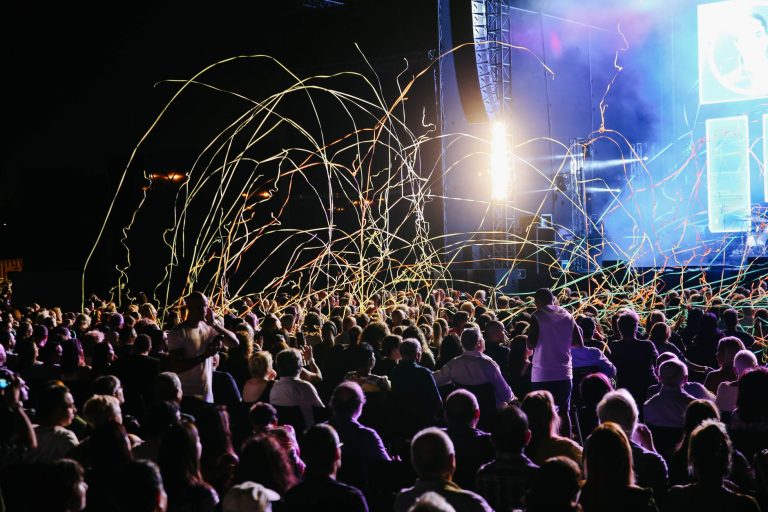 Foule sous les confettis devant la scène
