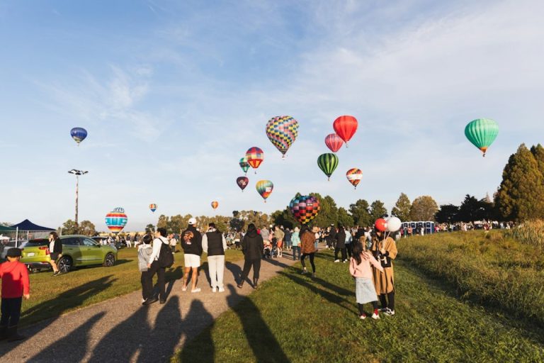Ballons volants en festival : le repère qu'on voit de loin