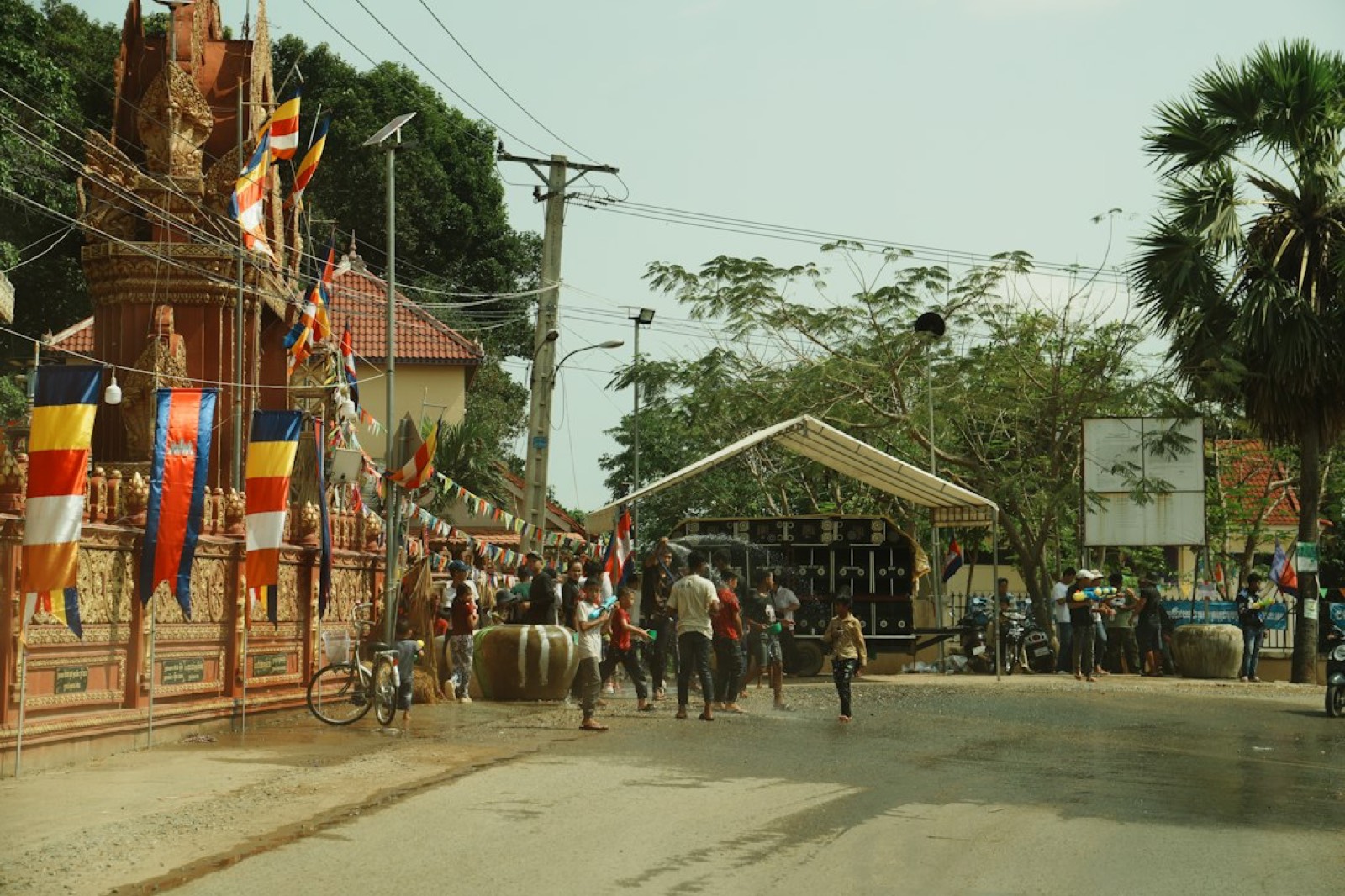 Foule devant l'entrée d'un festival, portique et barrières au premier plan
