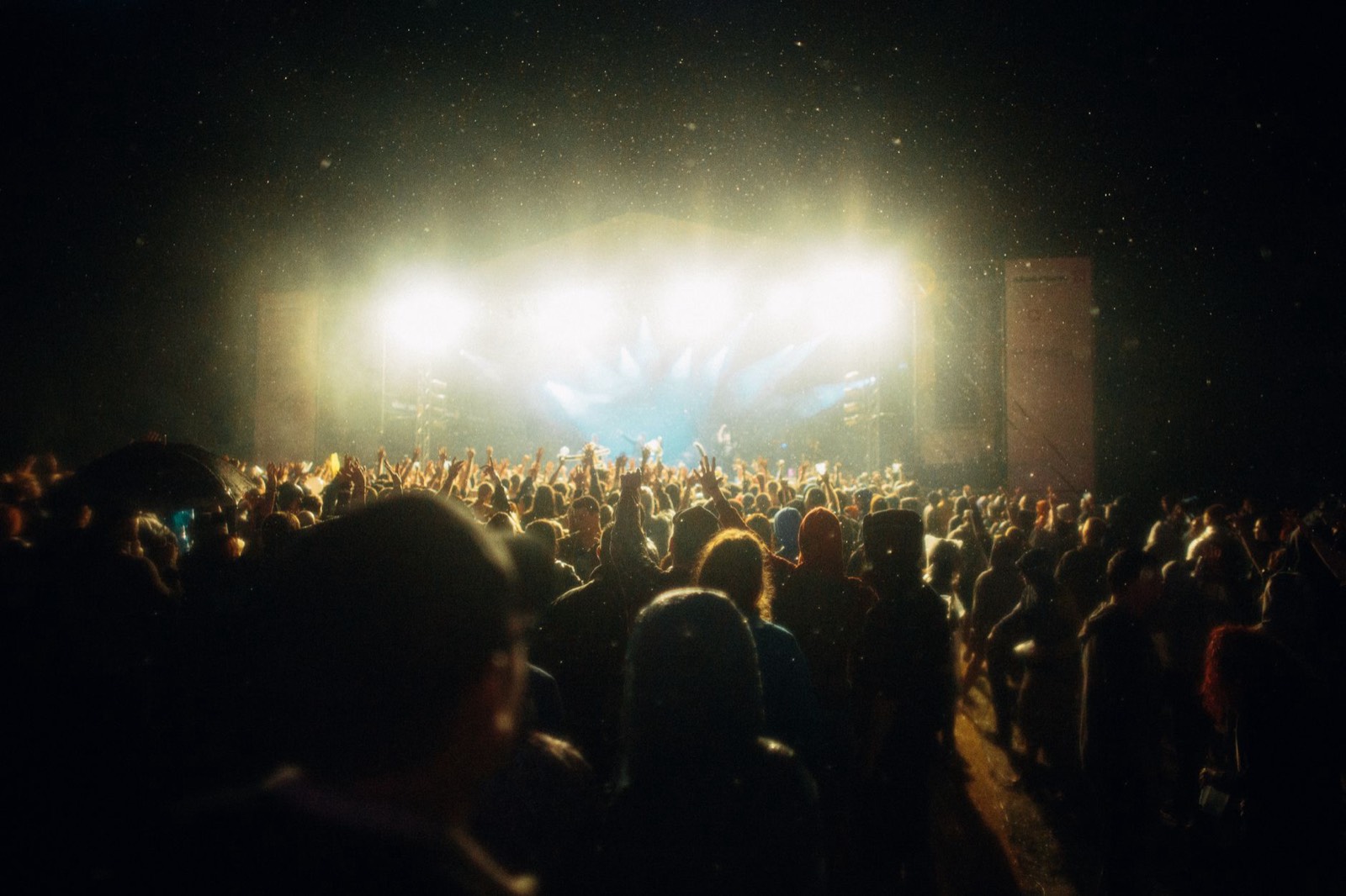 Foule de festivaliers un soir d'été en Provence