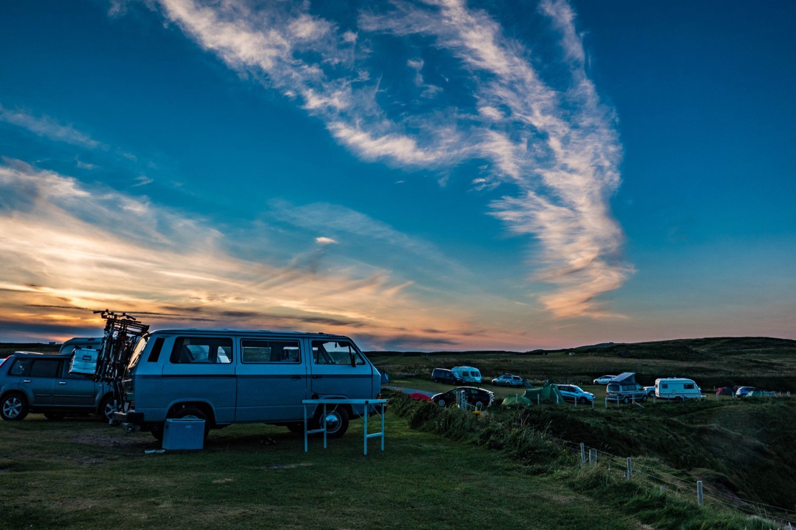 Camping-car garé en pleine campagne près d'un festival