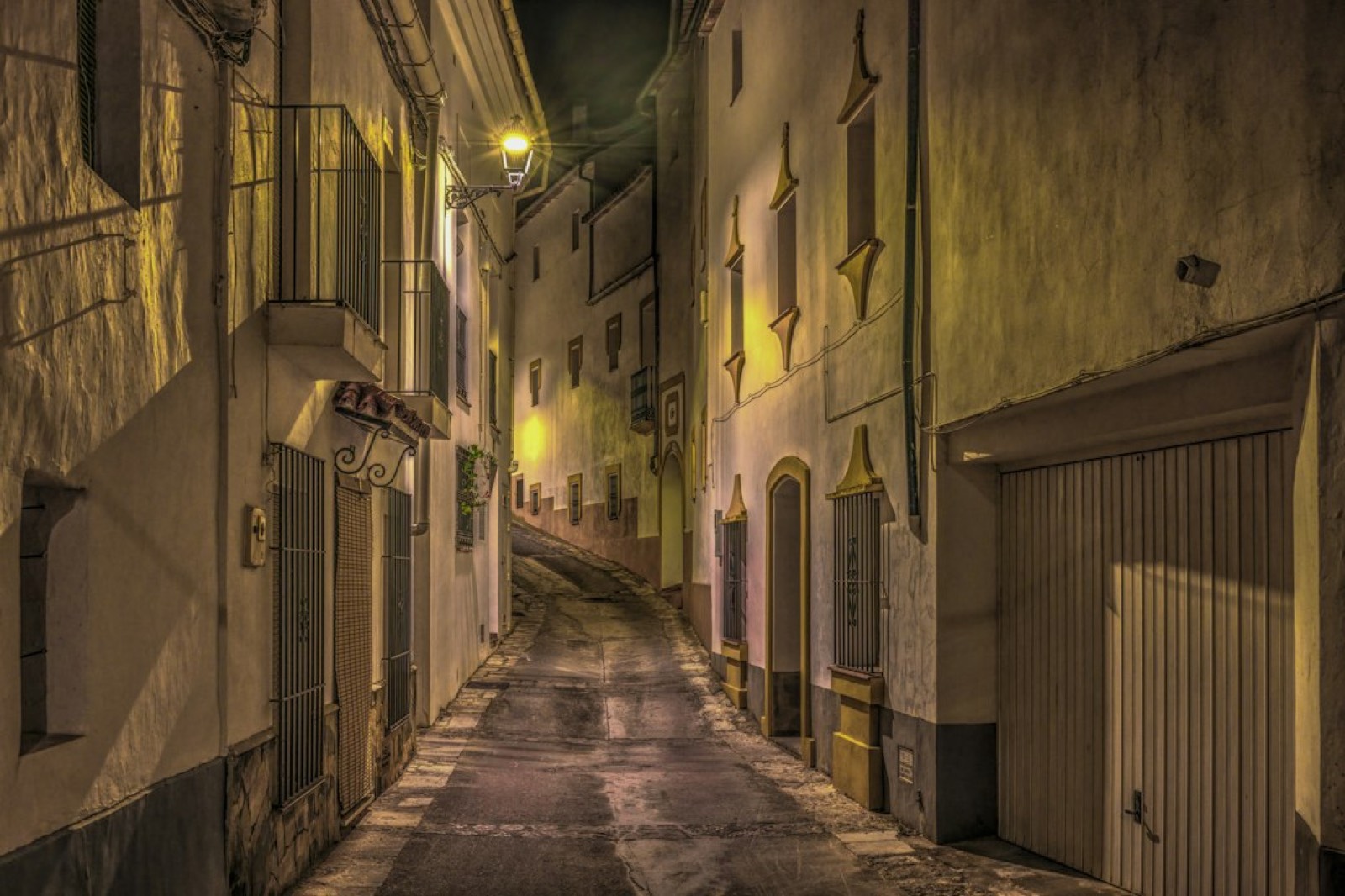 Ruelle étroite de Trastevere à Rome en soirée
