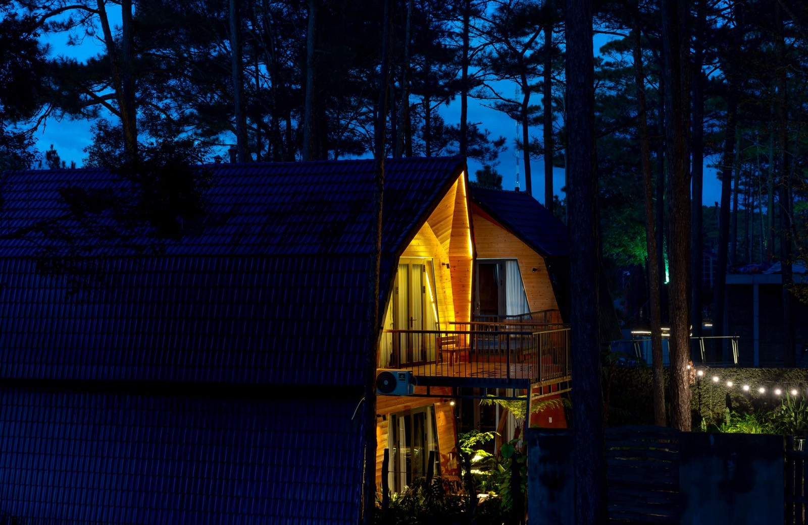 Cabane en bois dans la forêt de nuit, hébergement insolite près d'un parc à loups