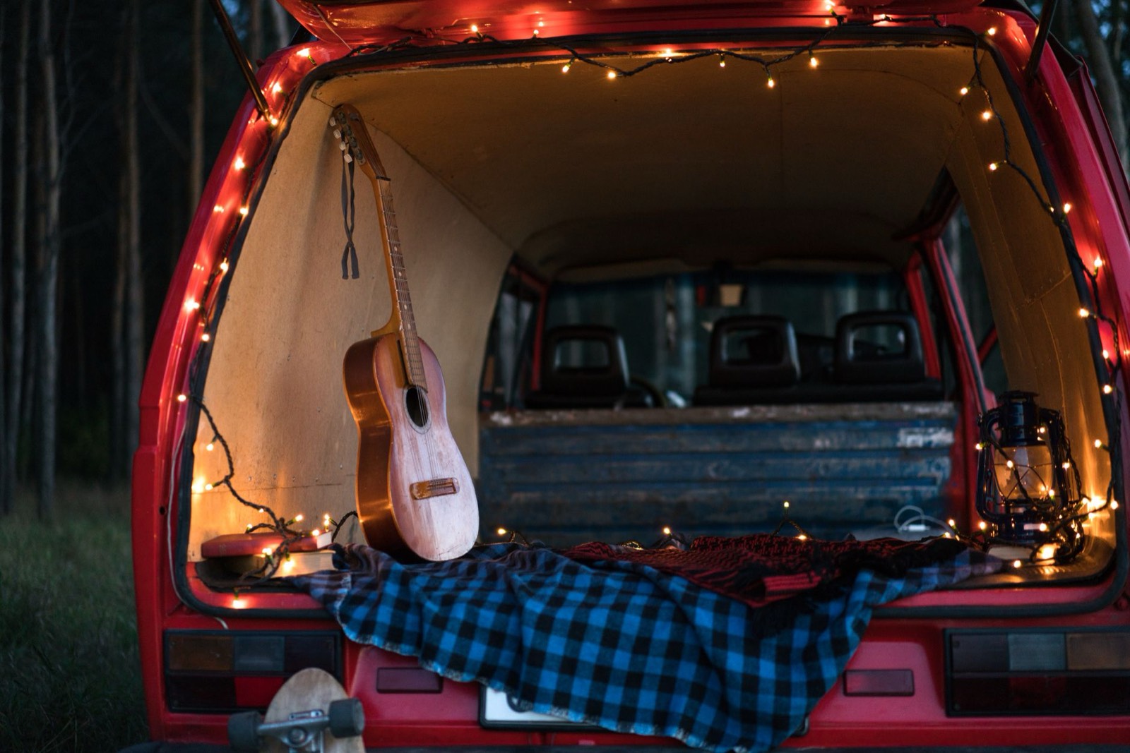 Jeune en déplacement pour un travail saisonnier dans l'événementiel, bagages prêts pour un roadtrip festival