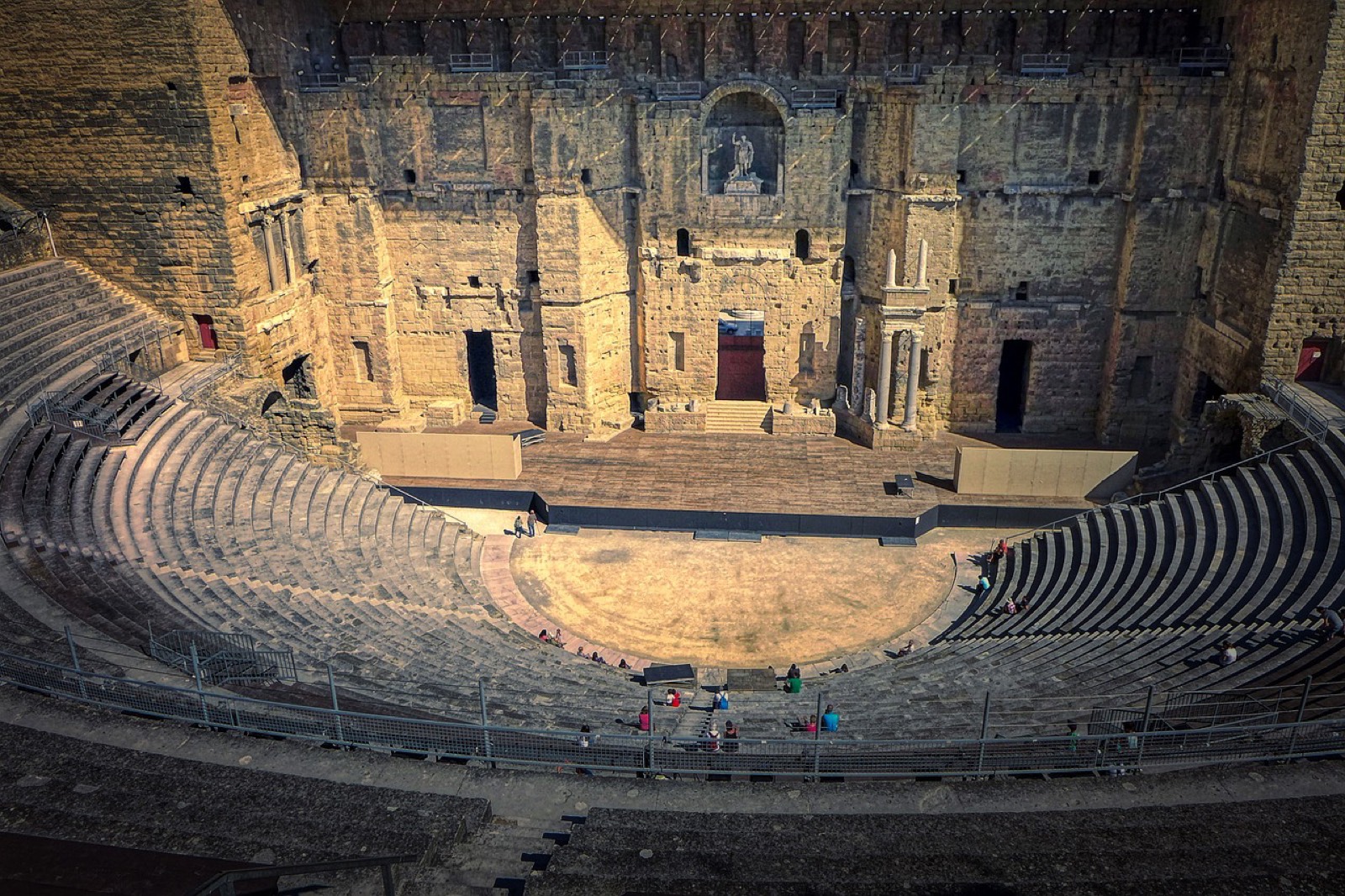 Théâtre antique en pierre, scène d'amphithéâtre romain