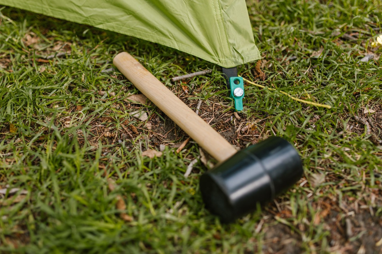 Sardines et bâche de pluie posées sur le sol d'un camping de festival