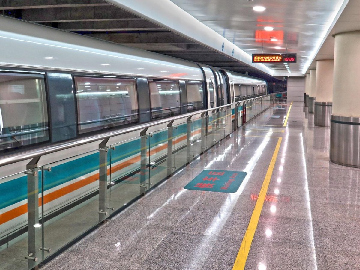 Train ou bus pour un festival : guide comparatif