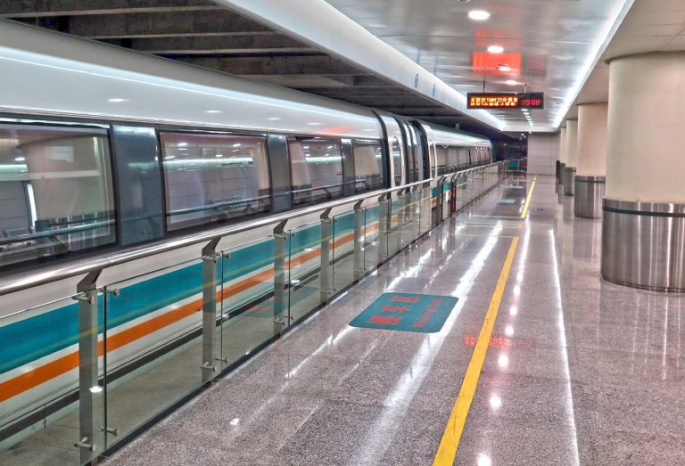 Train ou bus pour un festival : guide comparatif